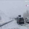Машини визволяють зі снігу за допомогою спецтехніки у Туреччині
