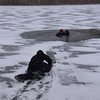 Что делать, если человек провалился под лед