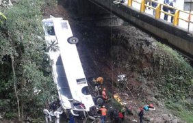 Автобус с людьми сорвался в пропасть: в Колумбии погибли пассажиры 