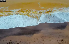 В Крыму море неожиданно окрасилось в желтый цвет (видео)