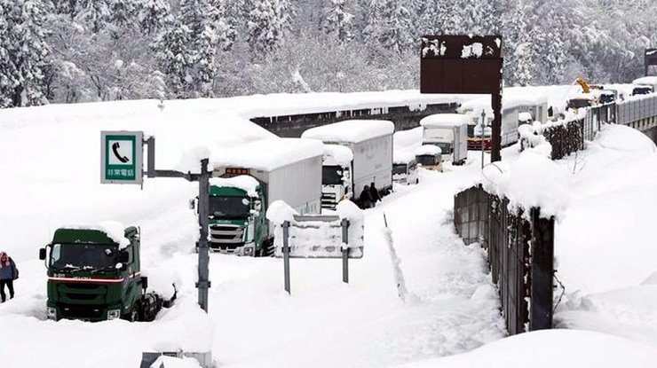 На территории префектуры Аомори выпало более 2 метров снега/ фото: Twter