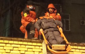 Едва не добили: спасатели уронили с крыши пострадавшего во время погони за ворами мужчину 