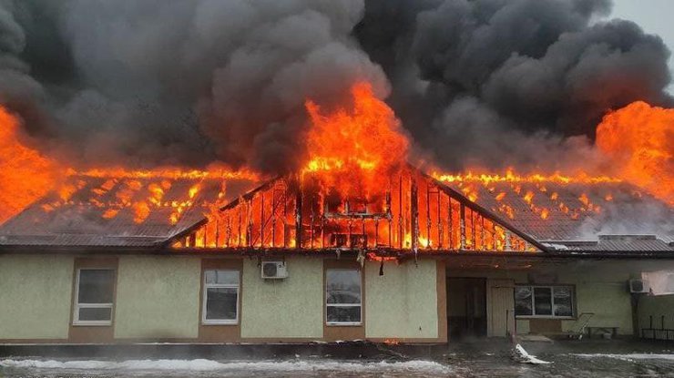 В Запорожской области сильный пожар уничтожил склад