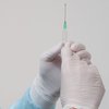 В Италии мужчина пришел на вакцинацию с силиконовой рукой