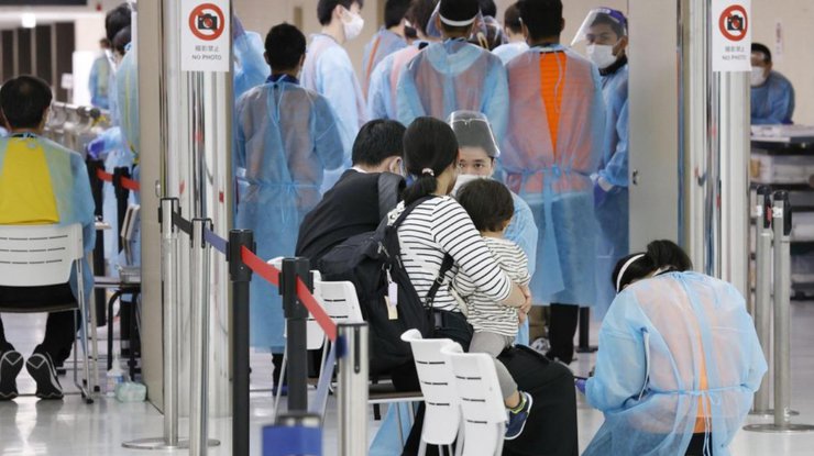 Путешественники в аэропорт Нарита