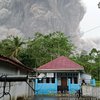 В Индонезии проснулся вулкан, островитяне спасаются бегством (видео)