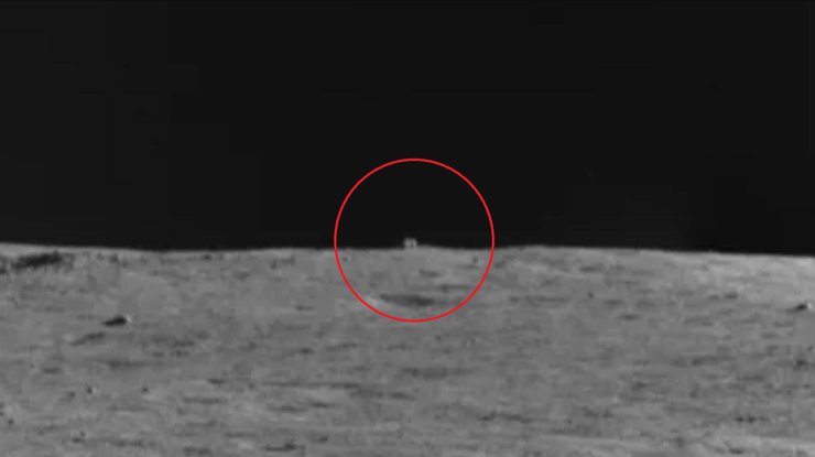 Китайский луноход прислал фотографии загадочного объекта