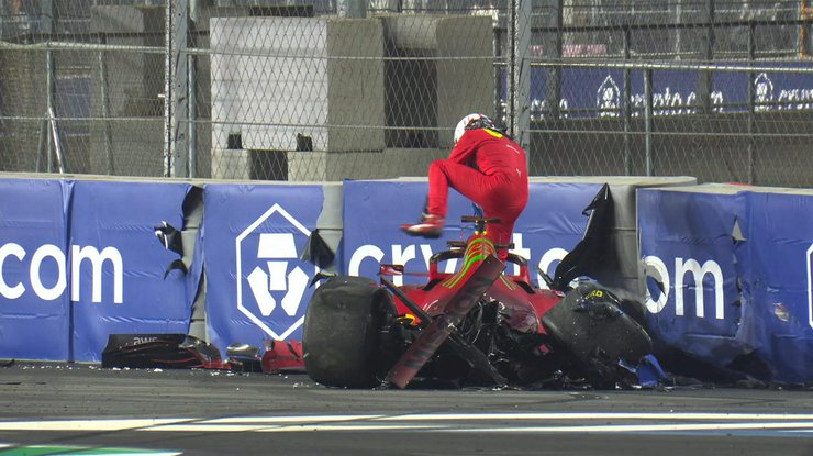 Пилот Ferrari Шарль Леклер не справился с управлением