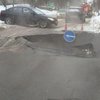 В Киеве на Куреневке провалился асфальт