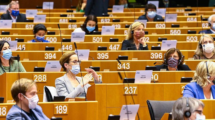 Евродепутаты возмущены, что ресурс незаконно использует "личные данные сотен людей"