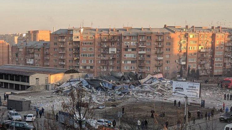 Фото: взрыв в здании / twitter.com oleg_ilchenko