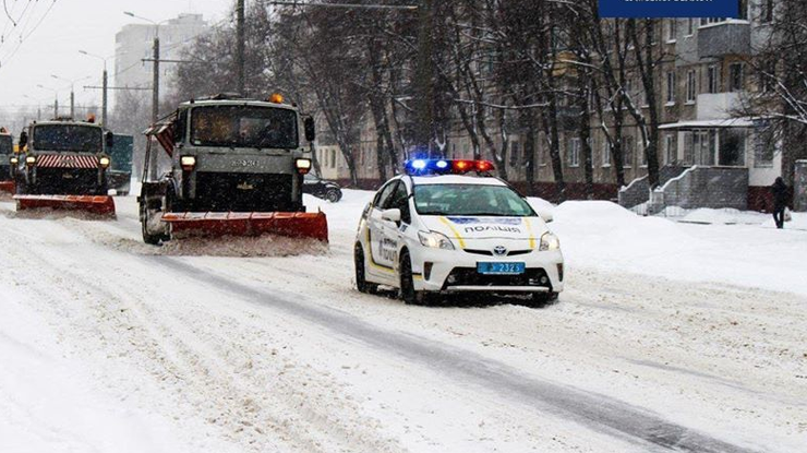 Школьный автобус попал в снежную ловушку 