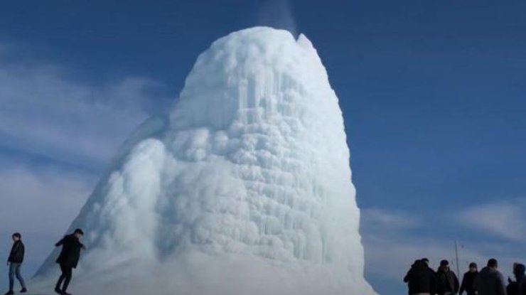 В Казахстане в морозную погоду "вырос" ледяной вулкан высотой более 13 м