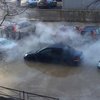 В Киеве из-за прорыва трубопровода улица превратилась в реку: движение остановилось (видео) 