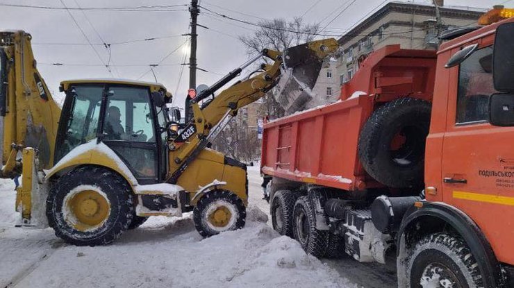 Сейчас на улицах украинской столицы работают 409 единиц спецтехники и 76 бригад