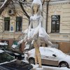В Киеве вандалы разбили памятник Балерине (фото)
