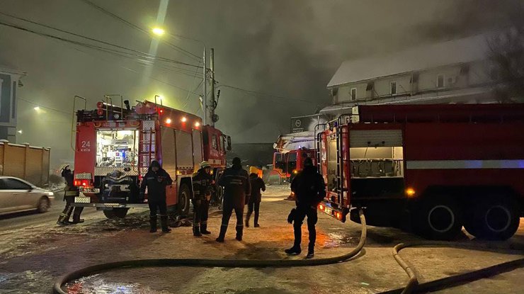На помощь спасателям отправили пожарный поезд