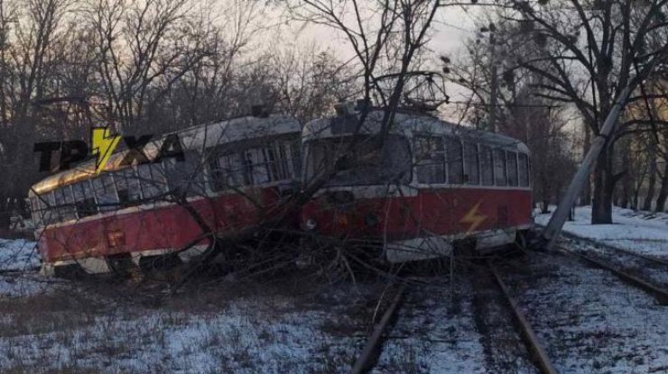 В Харькове трамвай с пассажирами слетел с рельсов и тормозил об деревья и столб