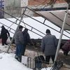 В Киеве возле станции метро навес рухнул прямо на людей: подробности ЧП 