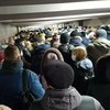 В киевском метро образовалась огромная очередь (фото)