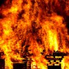 В Киеве пылает здание: на ДВРЗ серьезный пожар (видео)