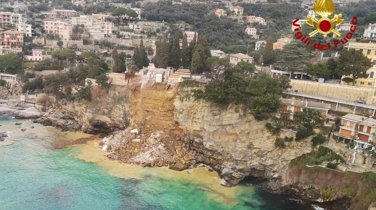 В деревне Камольи возле Генуи в результате оползня в море обрушилось кладбище