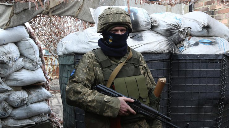 На Донбассе боевик с ножом напал на украинского военного