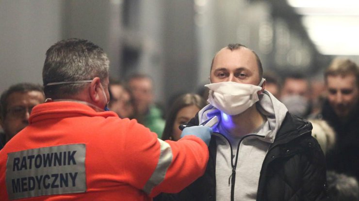 Во всех общественных метах гражданам запретили пользоваться платками, а носить только специальные медицинские маски/ фото: slovoidilo.ua
