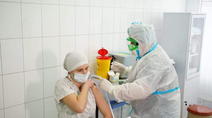 Прививку от коронавируса получили 159 украинцев в пяти областях