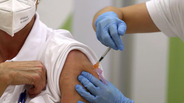 35% (3,7 миллионов) успели получить еще и вторую дозу вакцины/ фото: TSN