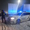 Под Львовом пьяный водитель лопатой разгромил автомобиль патрульных (видео)