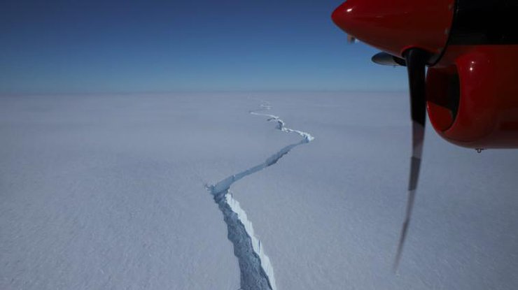 В Антарктиде разлом на шельфовом леднике Бранта привел к отколу гигантского айсберга Фото: bas.ac.uk