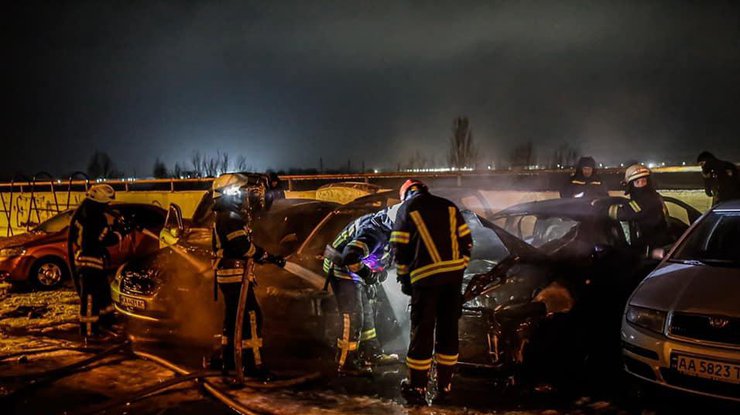 Спасатели получили сообщение о возгорании нескольких транспортных средств на улице Милославской в 03:45/ фото: ГСЧС