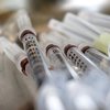 "Вакцинация вернет мир к прежней жизни через 7 лет" - Bloomberg