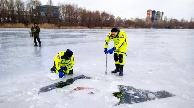 Спасатели достали человека из льда 