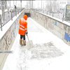 Затори та ожеледиця: дороги Києва замело снігом
