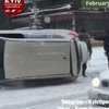 Непогода в Киеве: в снежных сугробах перевернулось авто (видео)