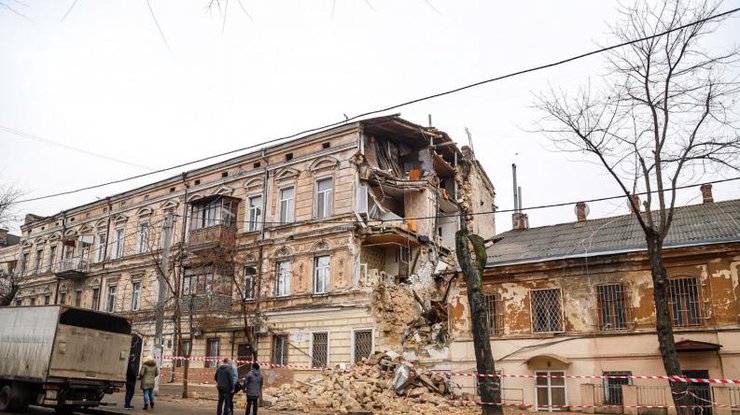 Падающие камни повредили крышу соседнего двухэтажного жилого дома и квартиру, которая там находится/ фото: "Думская"