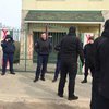 Под Одессой мужчина убил кота на глазах у хозяина: за живодером пришли активисты (видео)