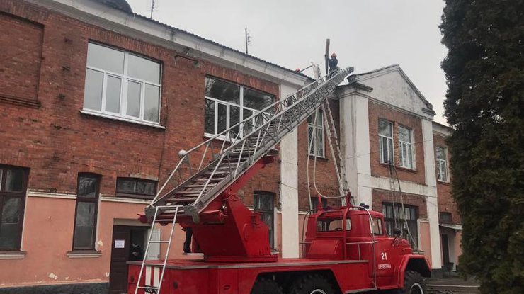 Огонь охватил крышу хирургического отделения Шепетовской районной больницы