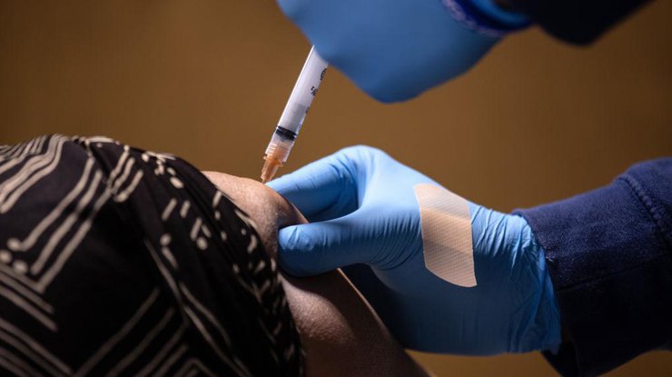 Фото: вакцина от коронавируса / Getty