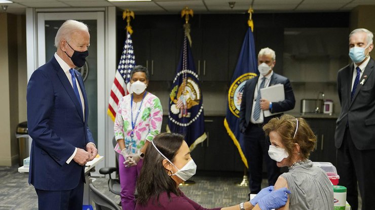 Президент США Джо Байден во время визита в пункт вакцинации в Вашингтоне