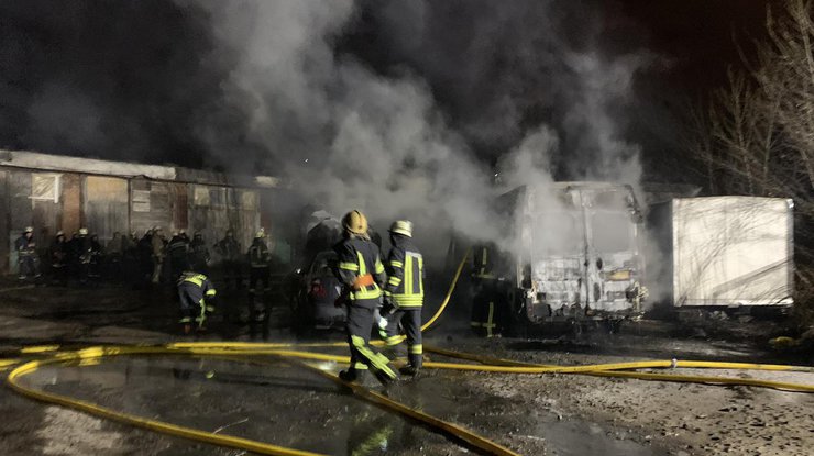 В результате пожара сгорели четыре микроавтобуса