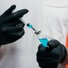 Кому нельзя вакцинироваться от коронавируса: врач назвал противопоказания