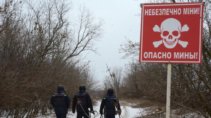 На мине подорвался военный автомобиль с бойцами