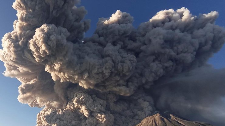 Вулкан Синабунг начал извергаться в 2010 году, что стало первой его активностью за 400-летний срок/ фото: Twitter