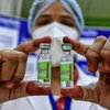 Поставки вакцины CoviShield под угрозой: Индия обиделась на критику и завалена заказами