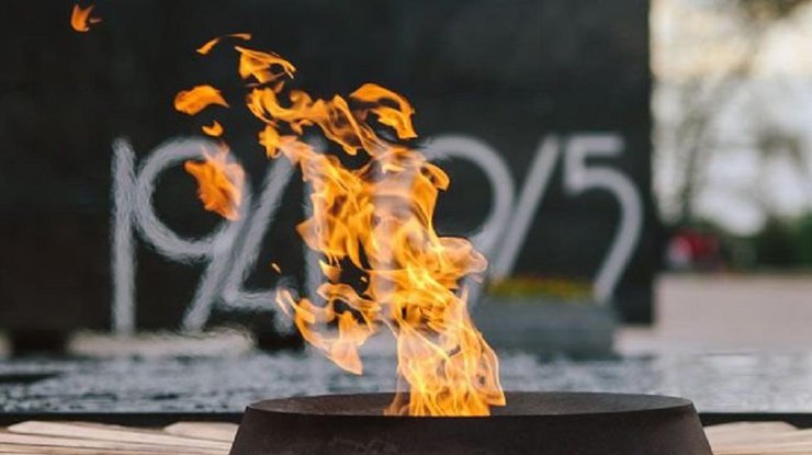 Семья жарила маршмеллоу на Вечном огне/ Фото: newday.kherson.ua