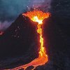 Фотограф снял уникальные кадры извергающегося вулкана (видео) 