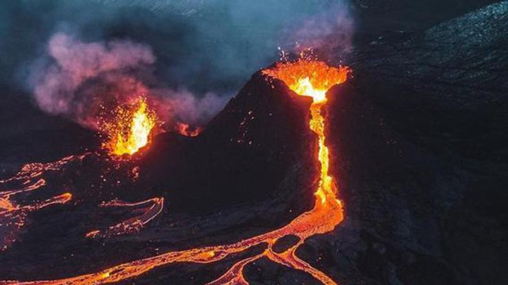 Фото: фотограф сжег дрон ради извергающегося вулкана
